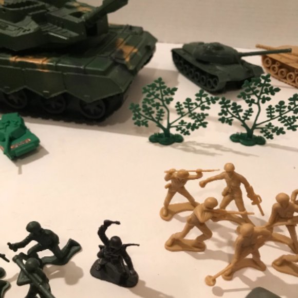 Toy Soldiers Vintage with Moveable Tanks 35 Piece Set Collectors - Picture 4 of 6